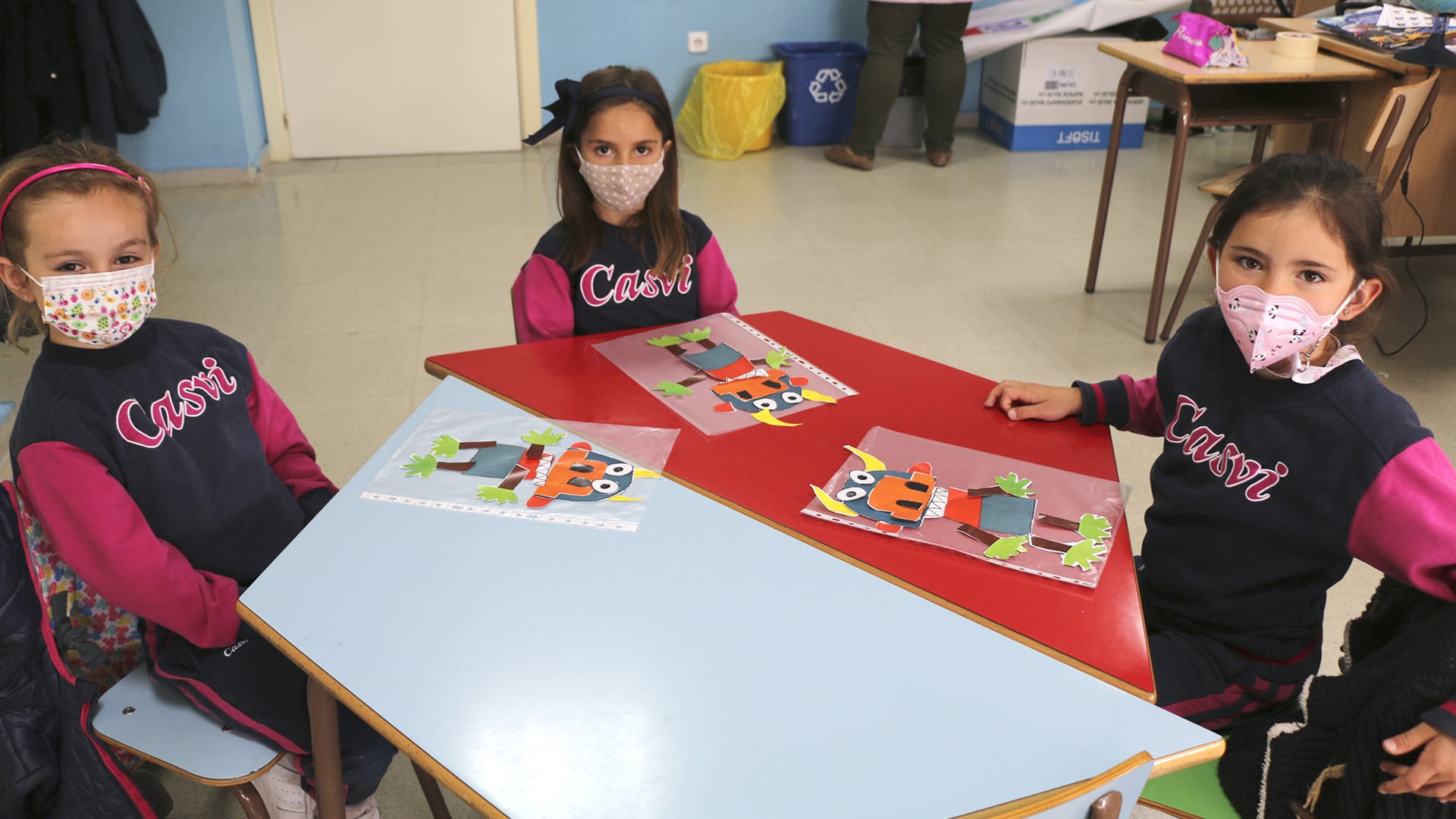 Los alumnos de Infantil, con su monstruo del libro "Monstruosa sorpresa".