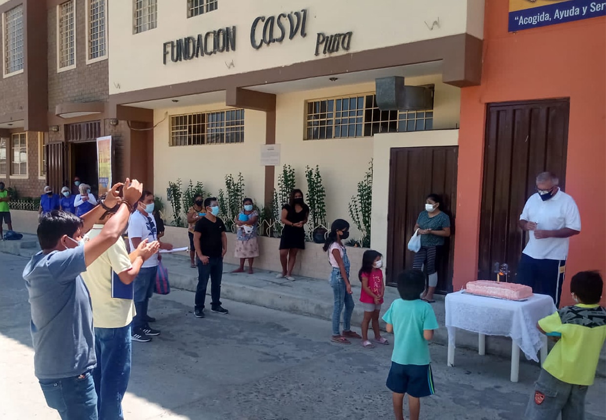 La población de Piura hace cola en la Fundación para celebrar el 13 aniversario.
