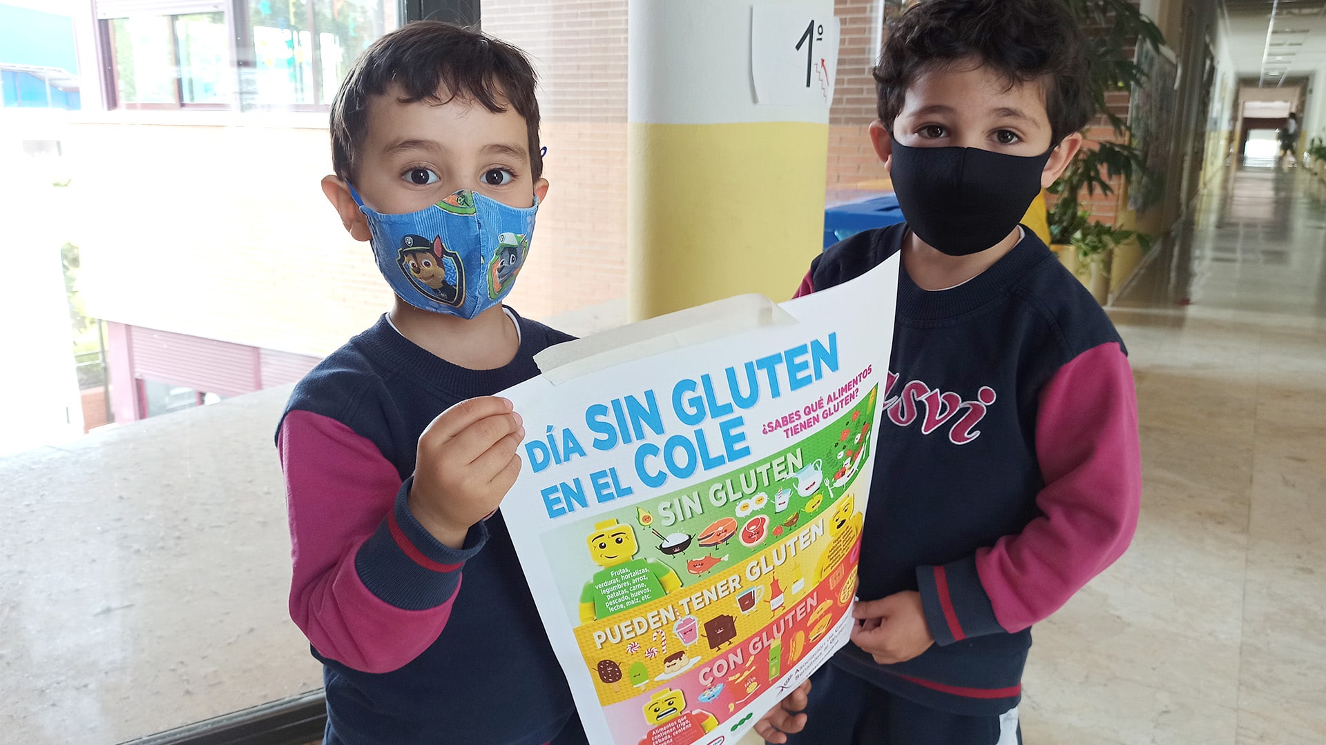 Alumnos de 1º E. Infantil con el cartel del Día Sin Gluten en el colegio.