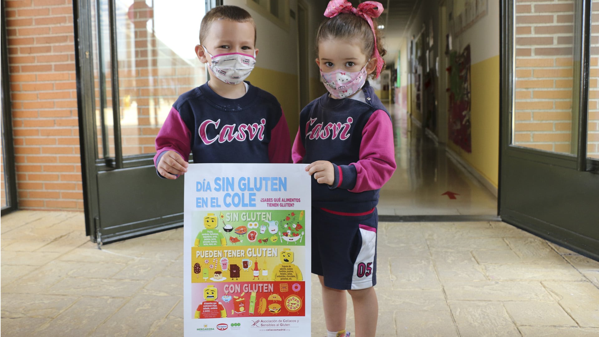 Alumnos de 1º E. Infantil con el cartel del Día Sin Gluten en el colegio.
