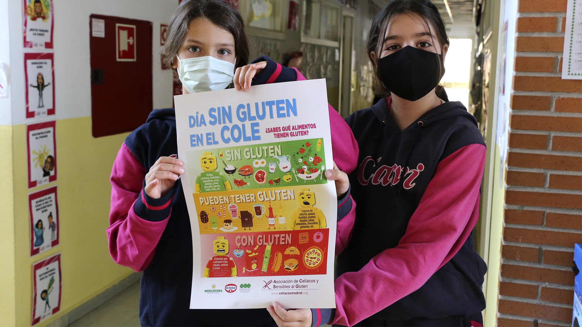 Alumnos de E. Primaria con el cartel del Día Sin Gluten en el colegio.