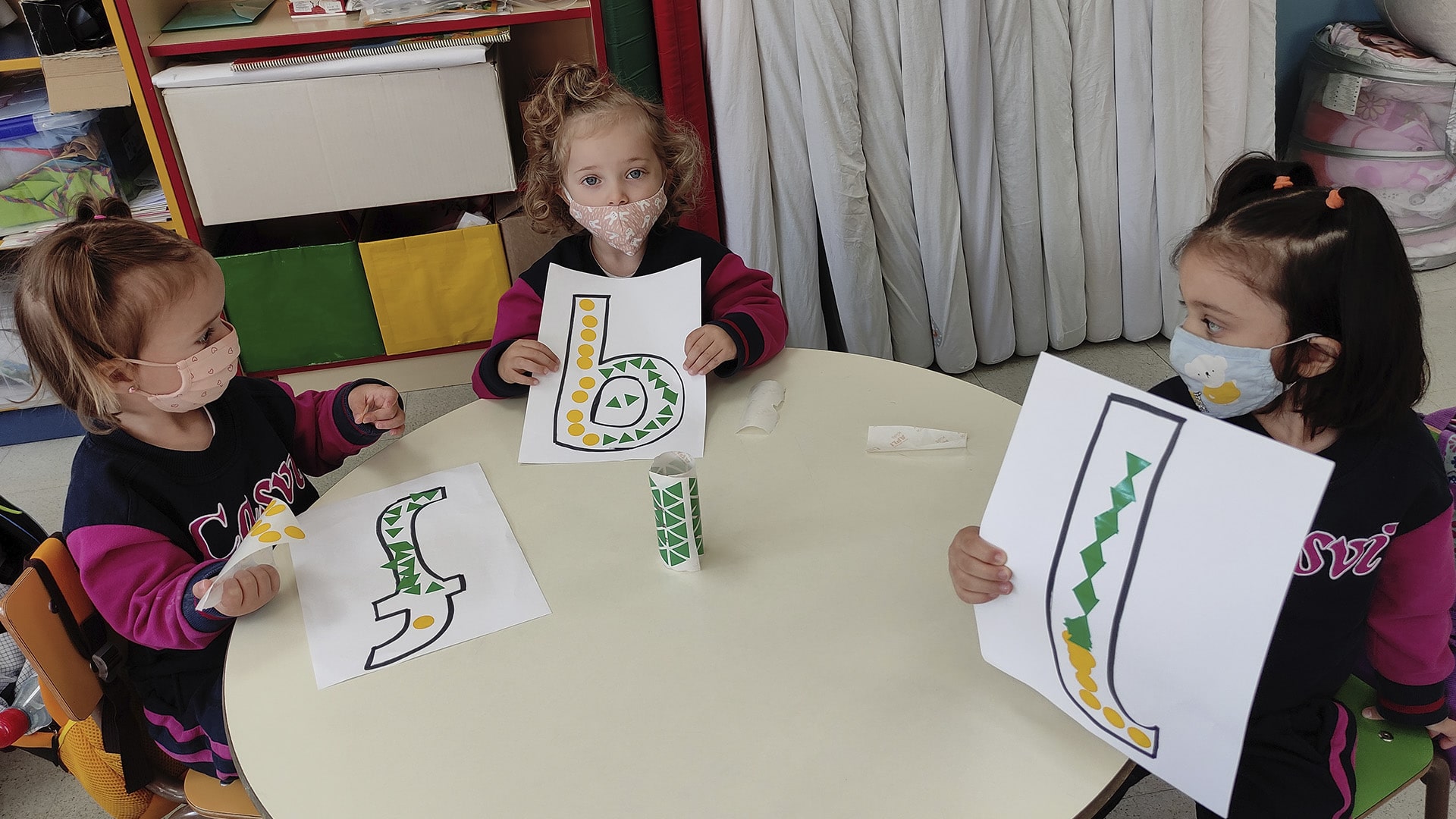 Alumnos de 2 años juegan con letras y fonemas.