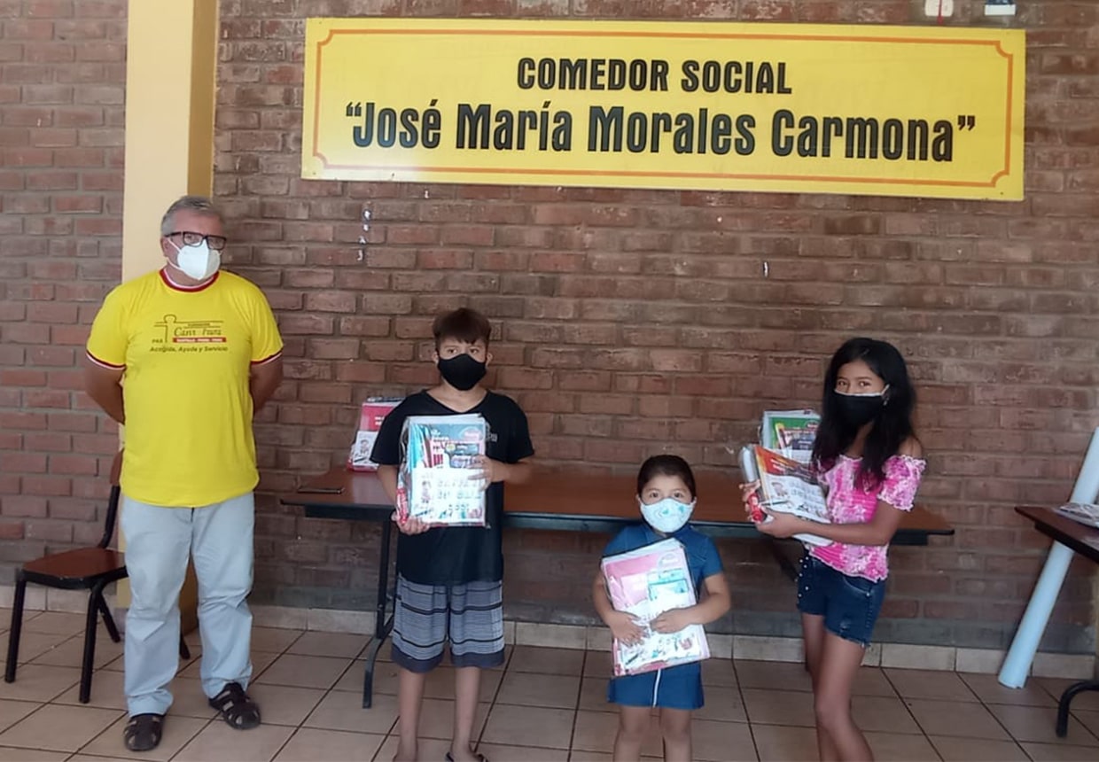 Niños de Piura muestran el material escolar que se les entregó.