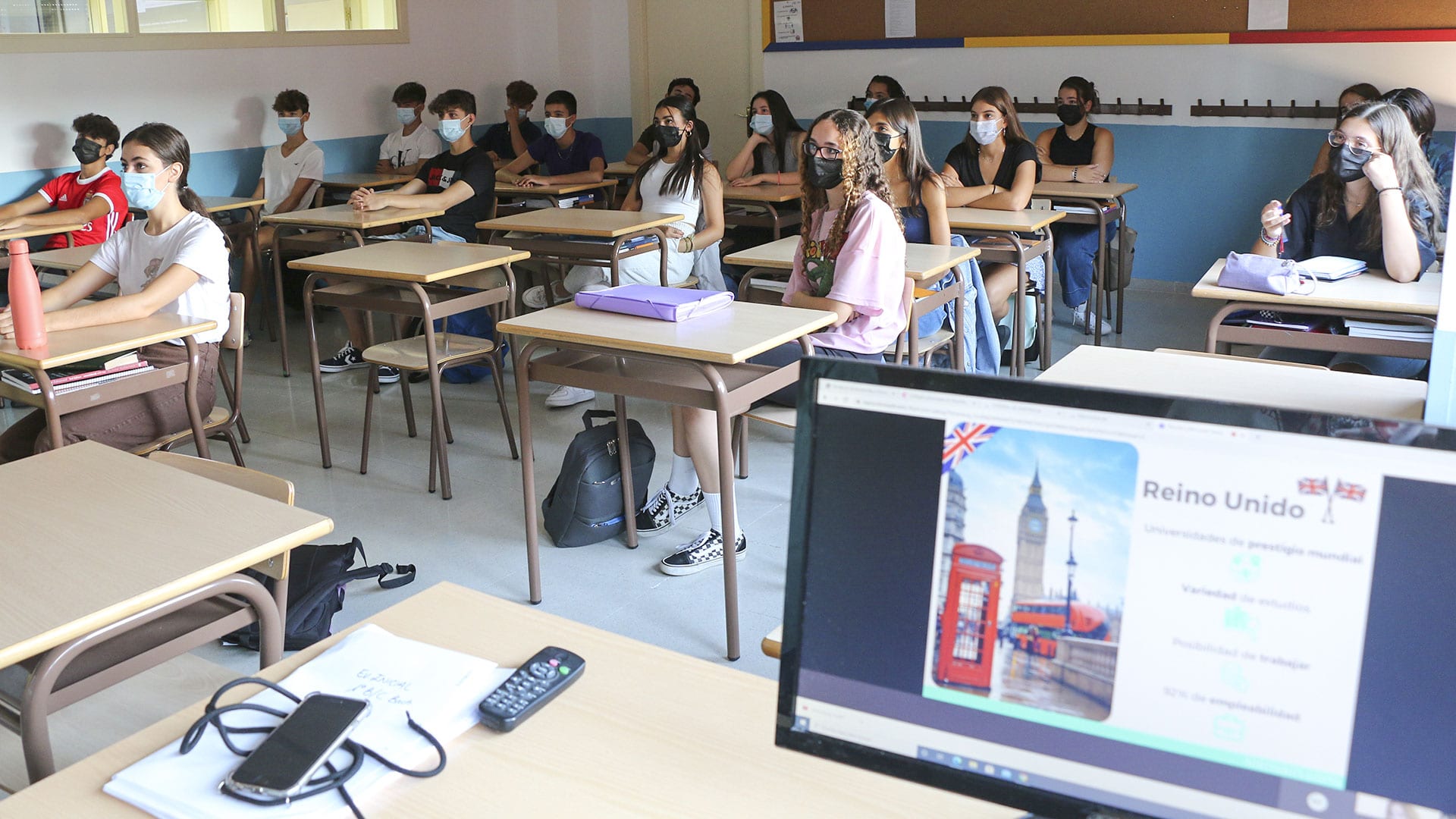 Alumnos atienden en clase a la explicación de cómo estudiar en una universidad en el extranjero.