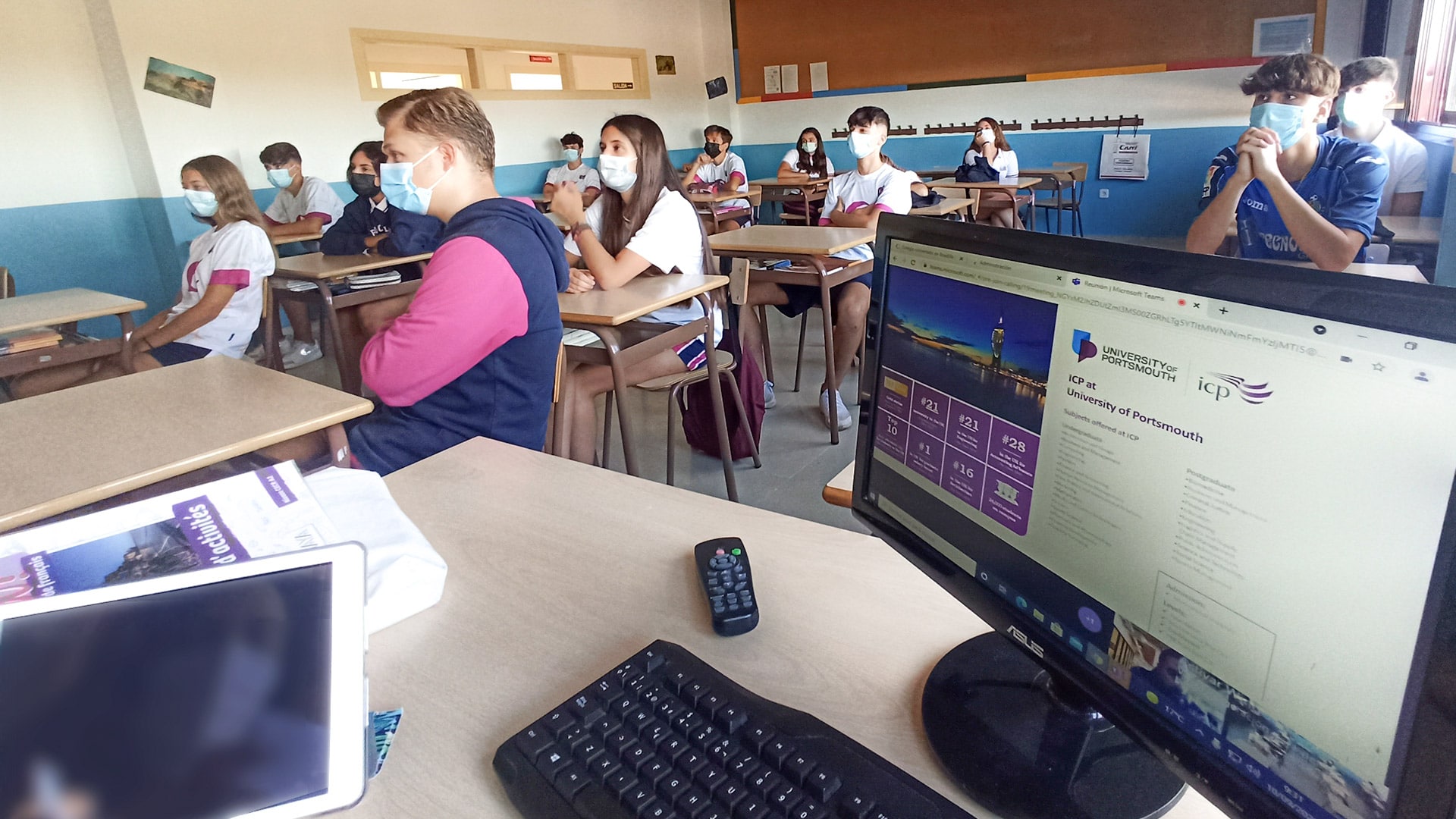 Alumnos sentados en clase en la conferencia estudiar en una universidad en el extranjero