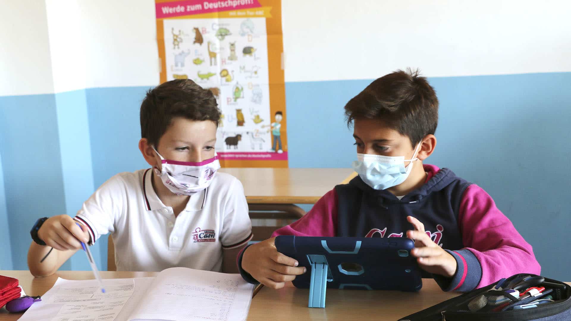 Dos alumnos aprenden alemán en el colegio concertado Casvi.