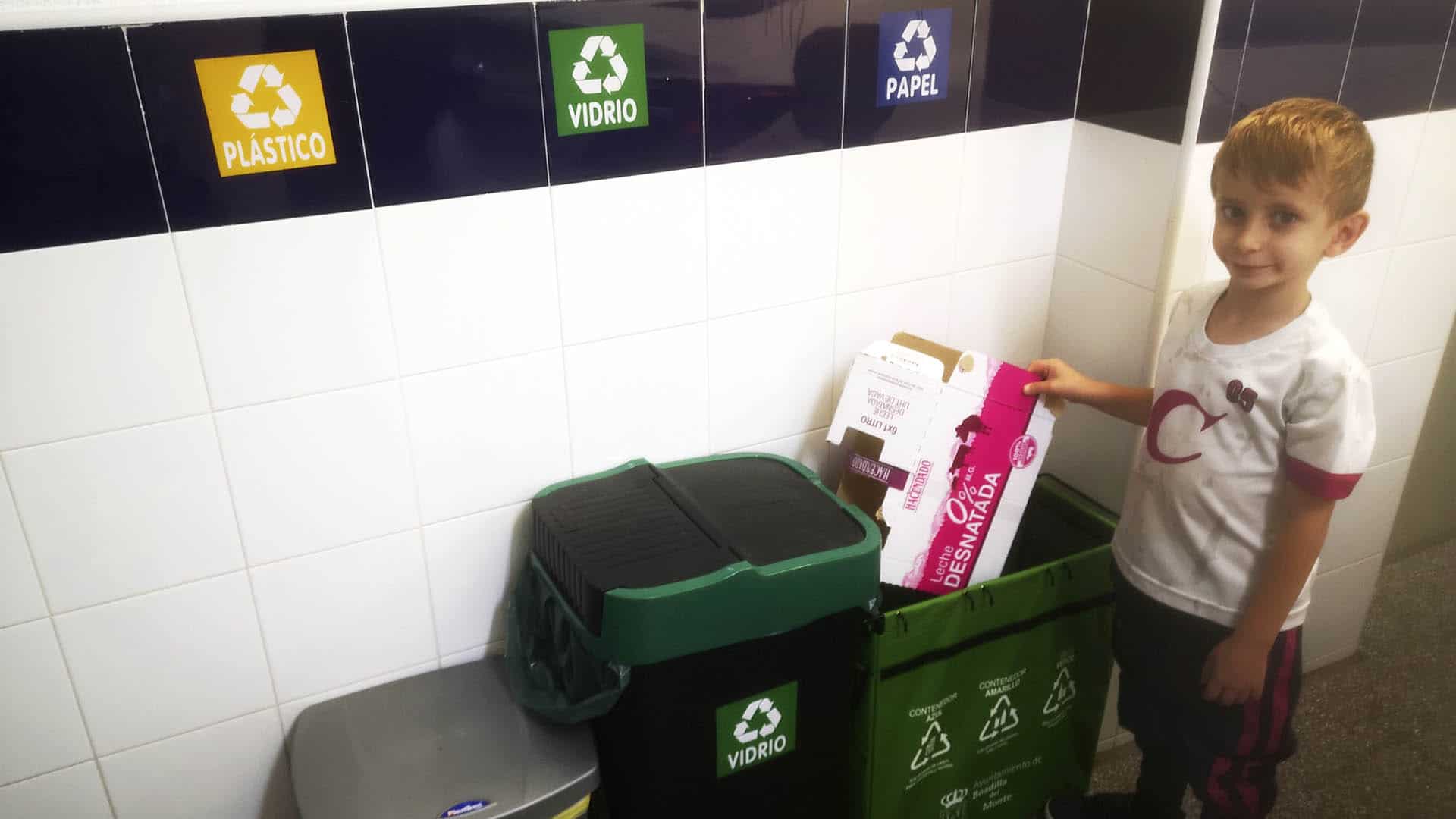 Alumno reciclando papel.