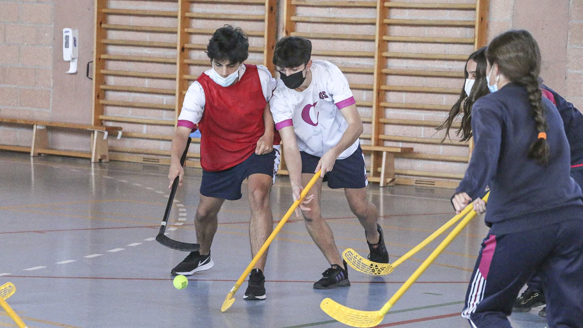 Dos alumnos juegan al hockey.