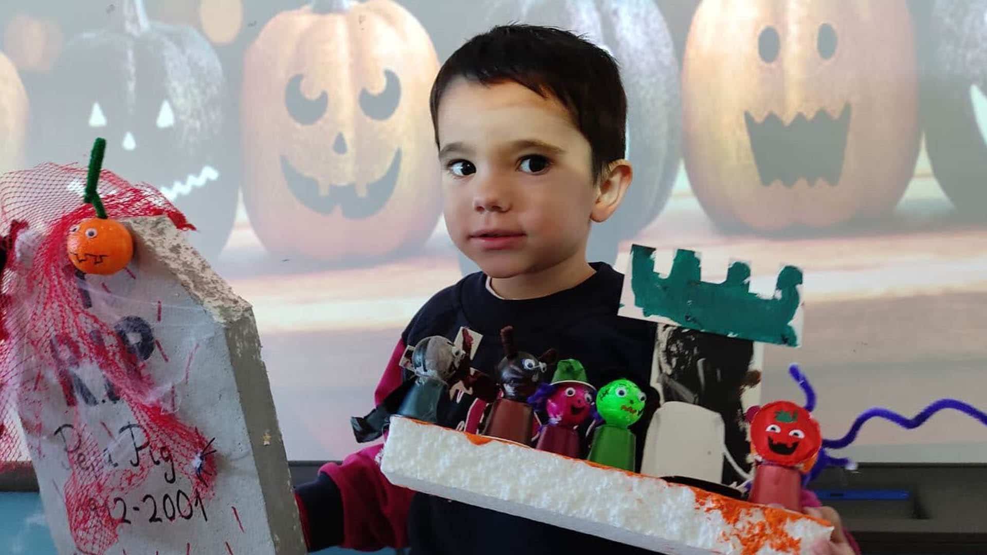 alumno muestra ecoadornos de Halloween.