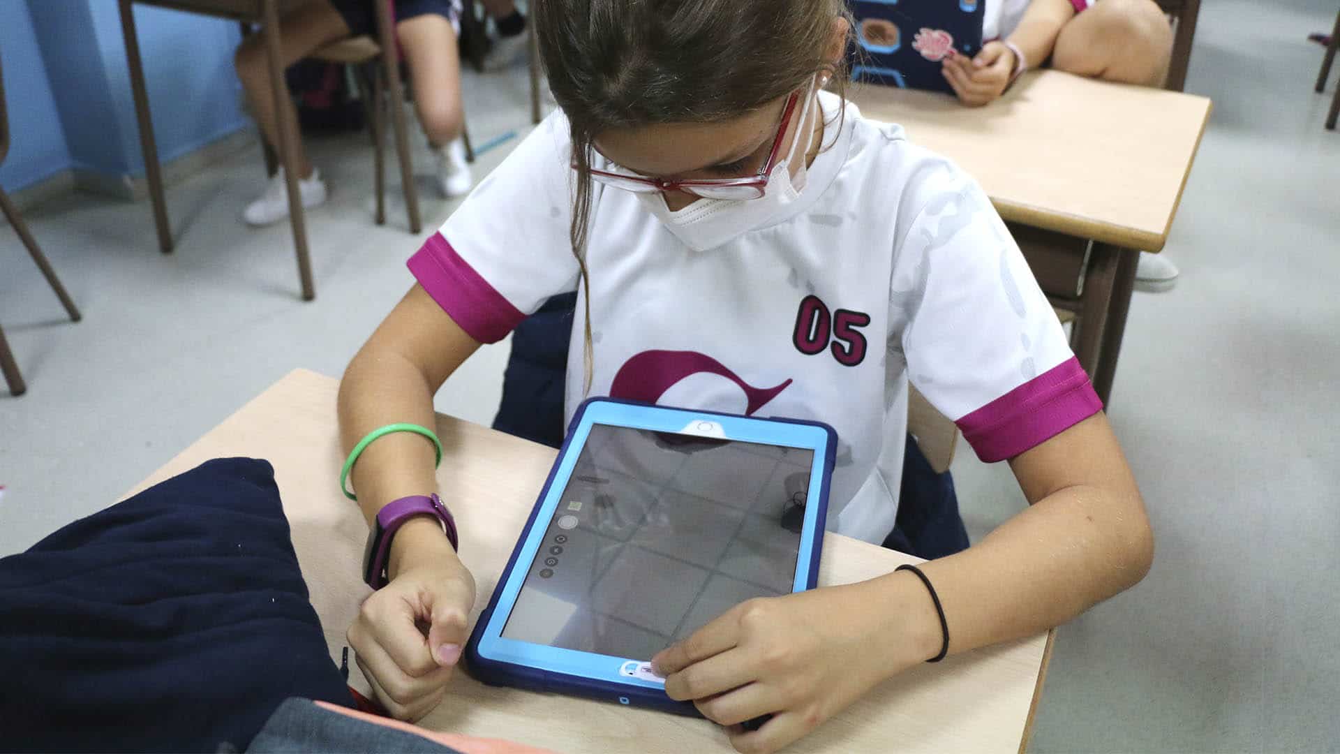Un alumno tapa la cámara del iPad.