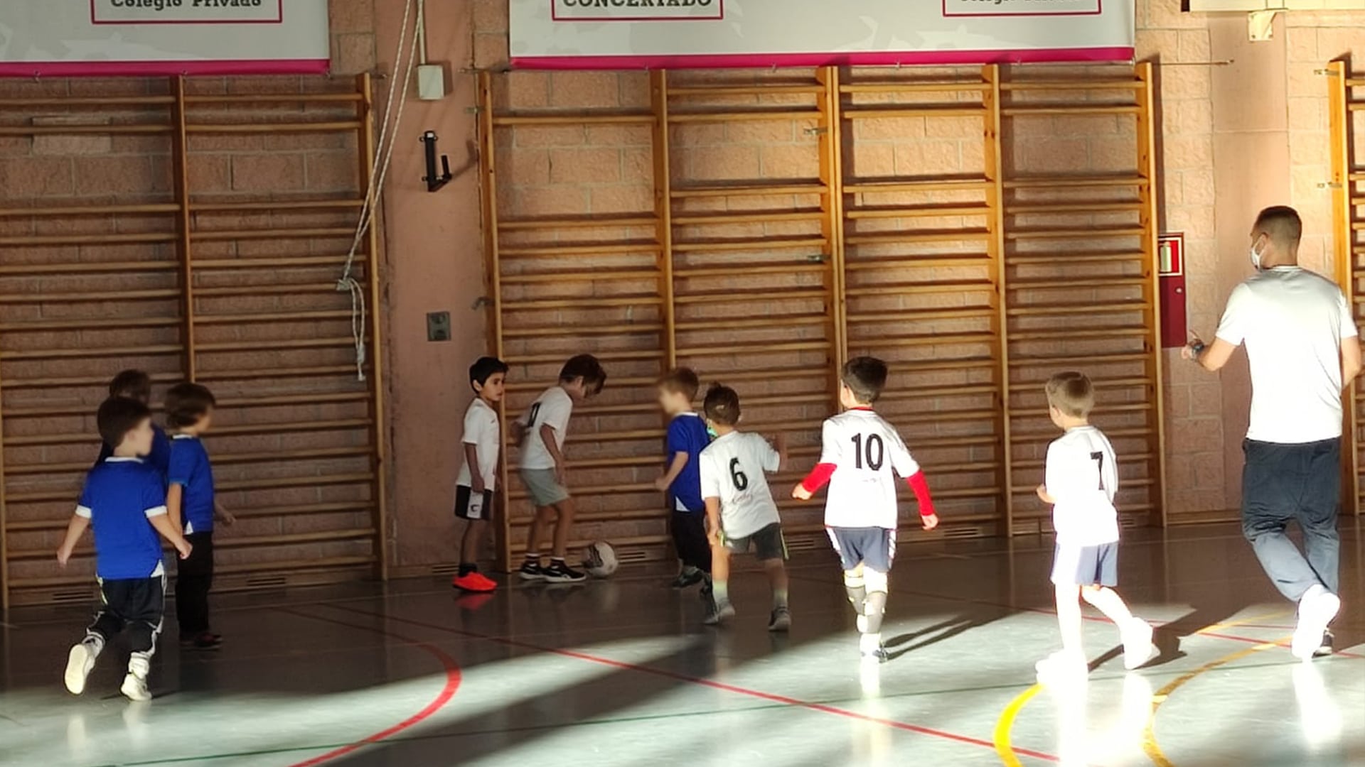 Alumnos de Casvi jugando al fútbol.