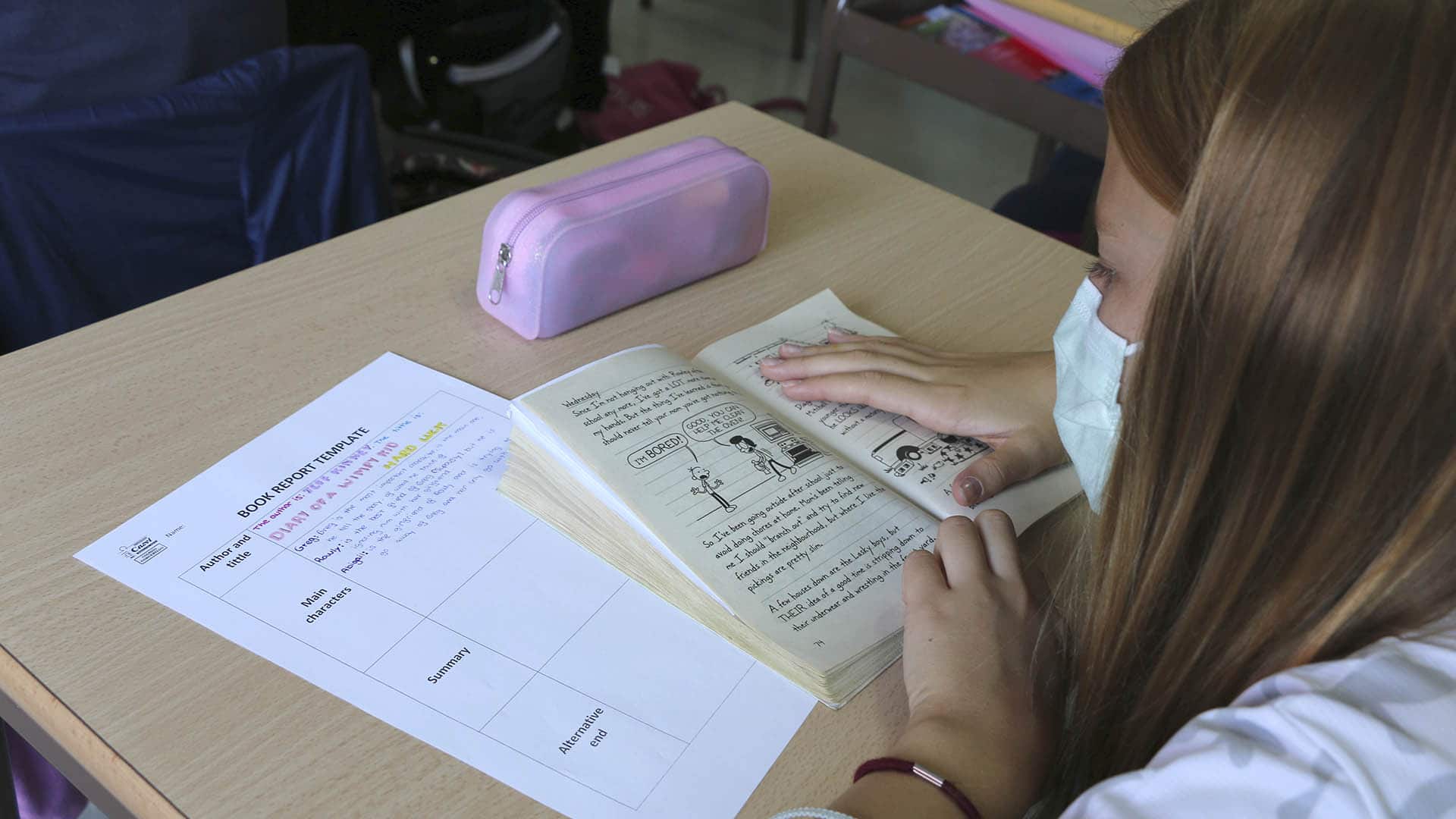 Multilingüismo: Alumna realiza una ficha del libro que se está leyendo en inglés.