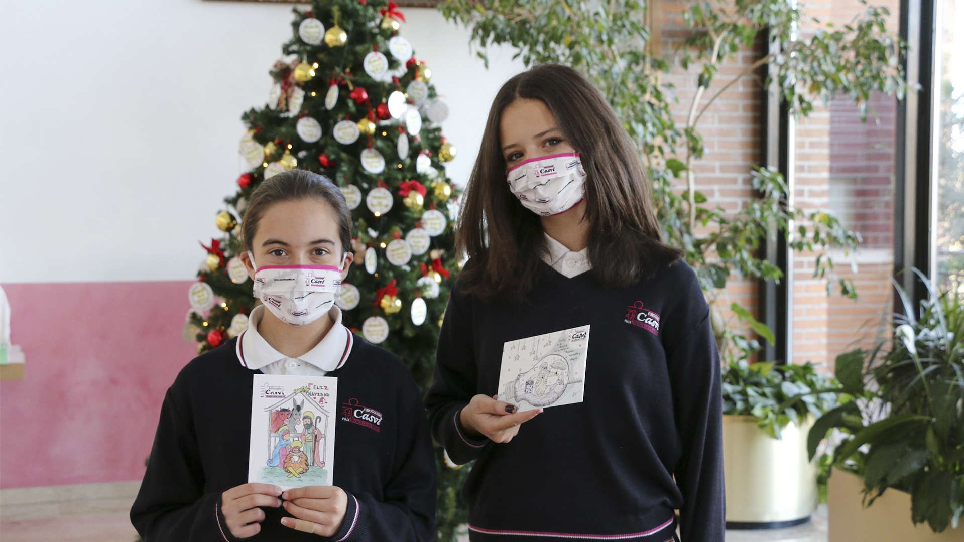 Estas dos alumnas son las ganadoras del concurso de Christmas y posan con su creatividad.