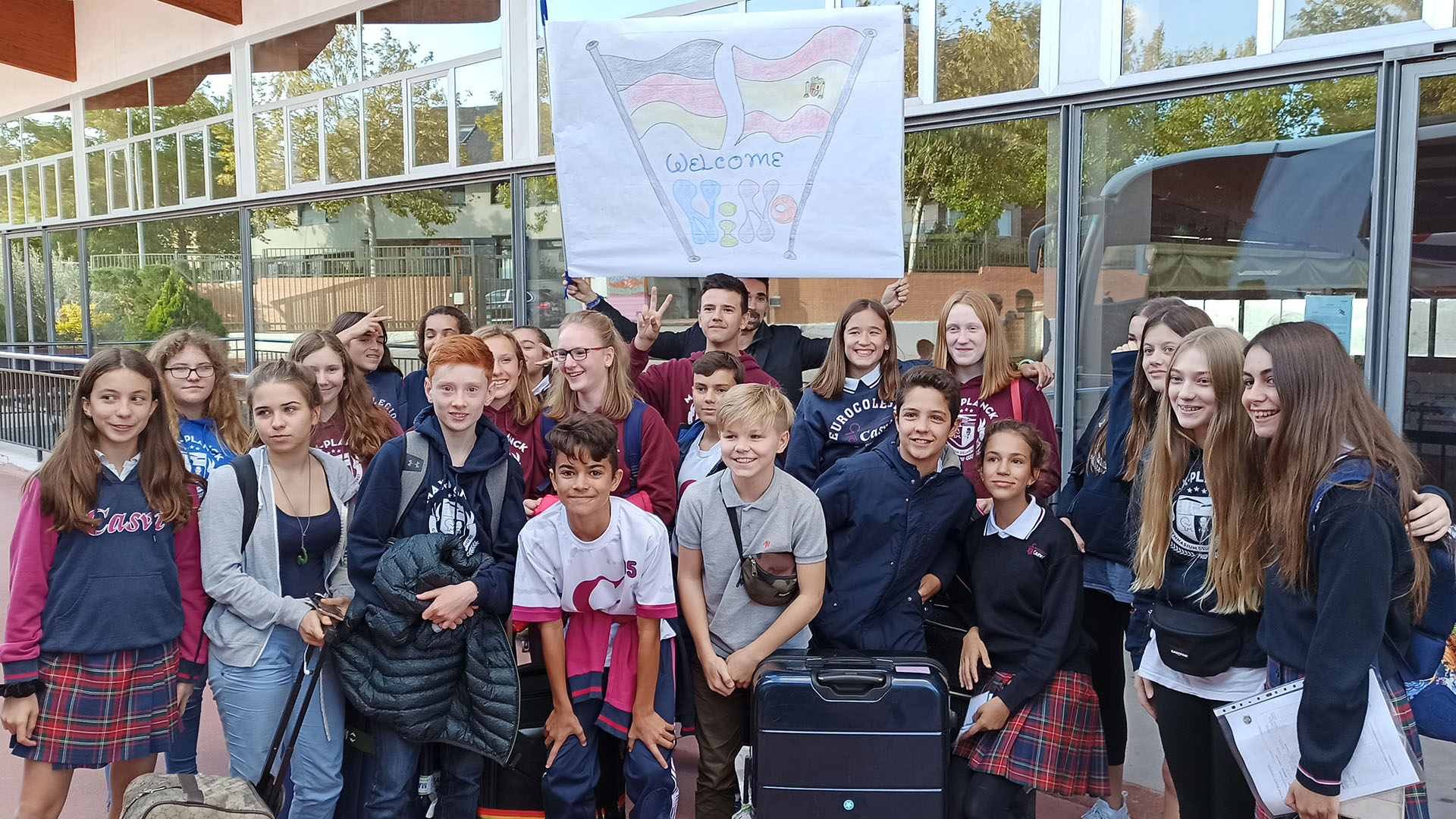 Alumnos del intercambio lingüistico Casvi-Alemania posan con un cartel.