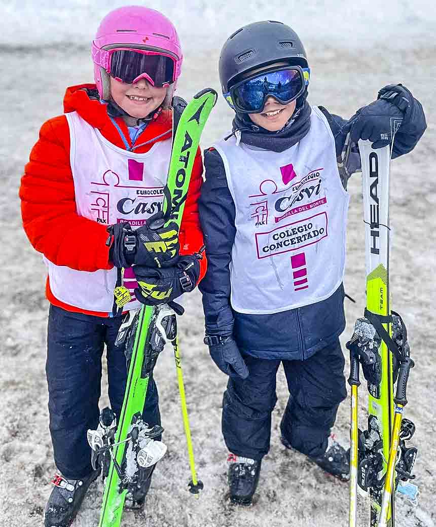 Alumnos posan sonrientes con sus esquís durante la Semana Blanca en Grandvalira, Andorra.