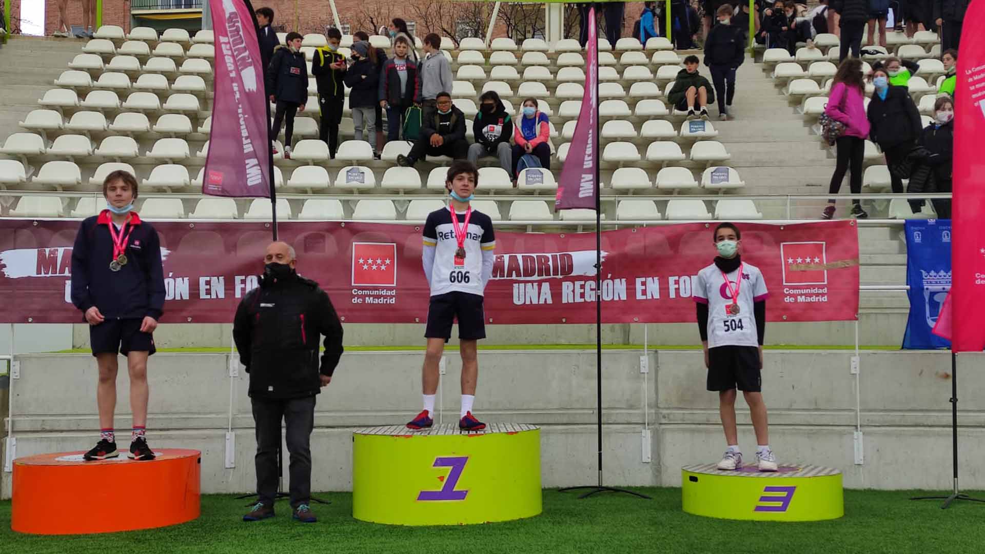 Alumno de atletismo de Casvi Boadilla en el podio.