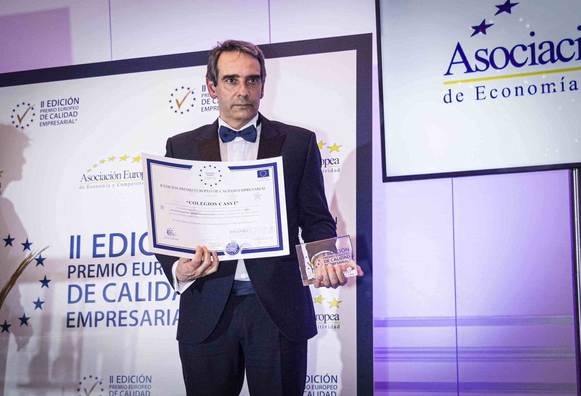 Juan Luis Yagüe posa tras recoger el premio Europeo a Casvi por la calidad empresarial