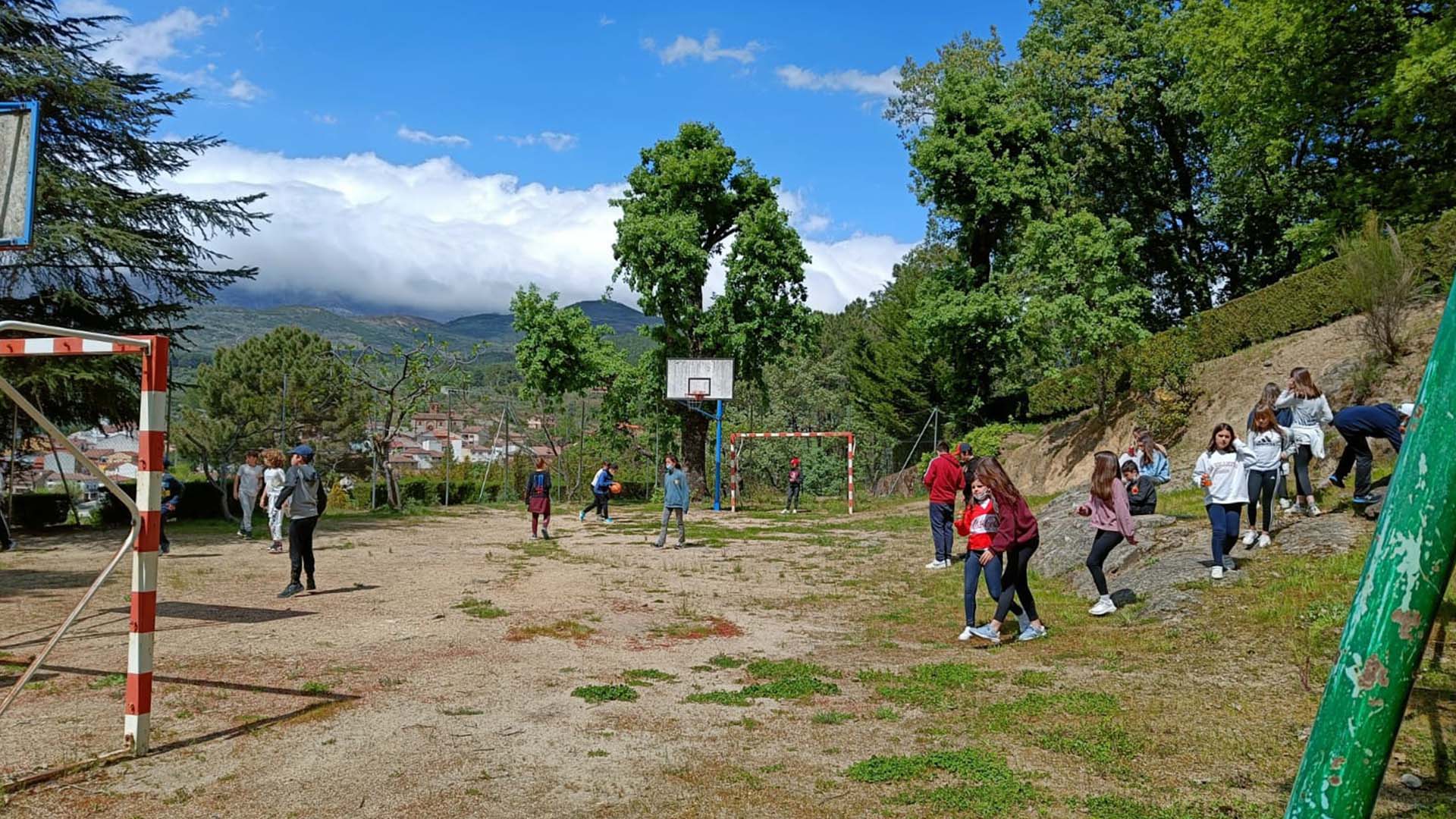 Alumnos juegan en las instalaciones polideportivas de Casvi Camp.