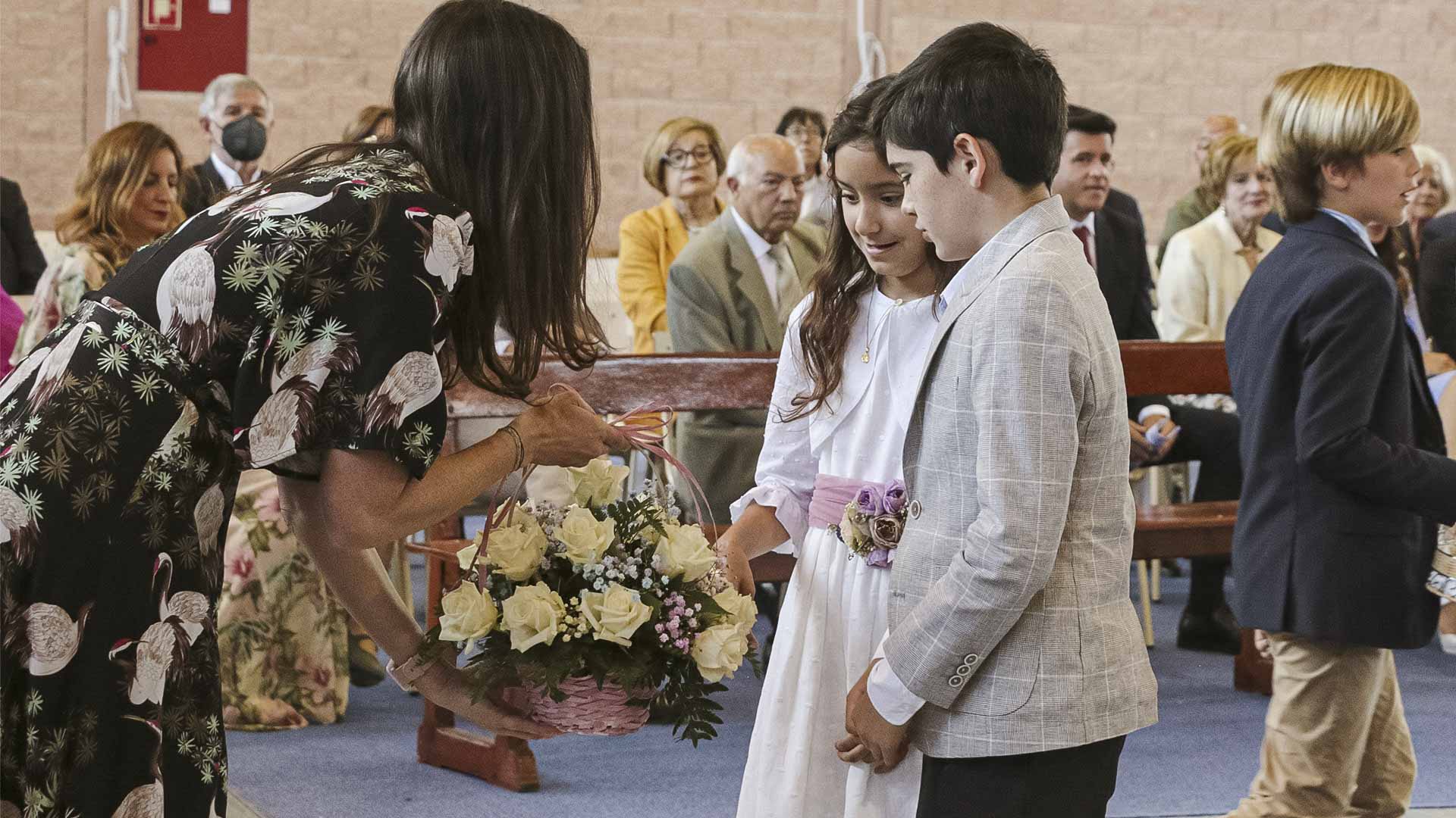 Alumnos recogen la ofrenda de flores durante su Primera Comunión 2022 en Casvi Boadilla