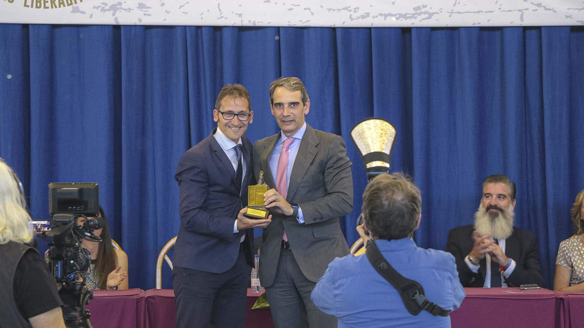 Juan Luis Yagüe entrega el premio Casvito a D. Ricardo Díaz Martín en la graduación de la XI Promoción de Bachillerato de Casvi Boadilla.