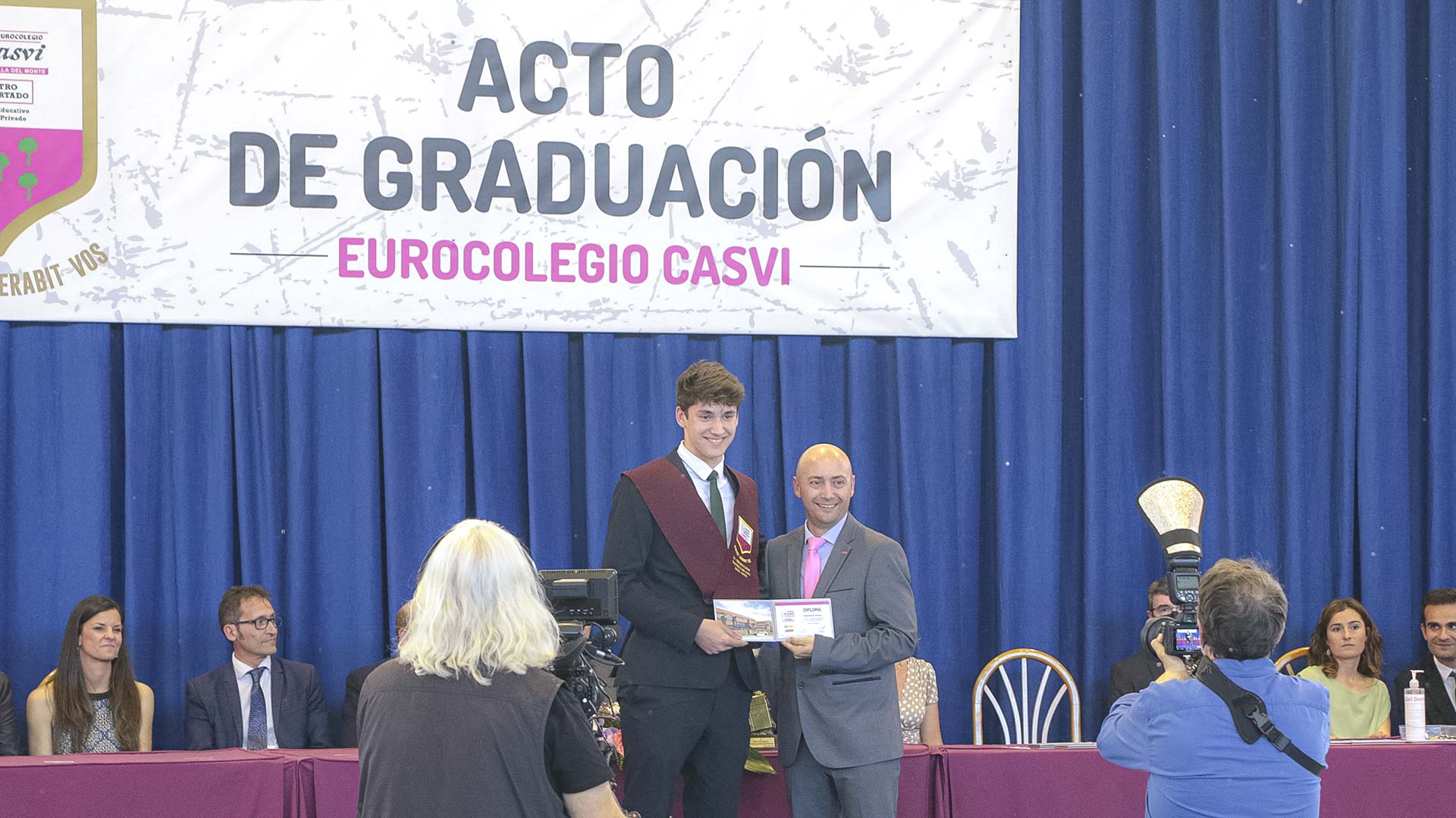 Pablo Jimenez, profesor de Casvi Boadilla, entrega el diploma de Bachillerato a un alumno durante la graduación de la XI Promoción de Bachillerato de Casvi Boadilla.