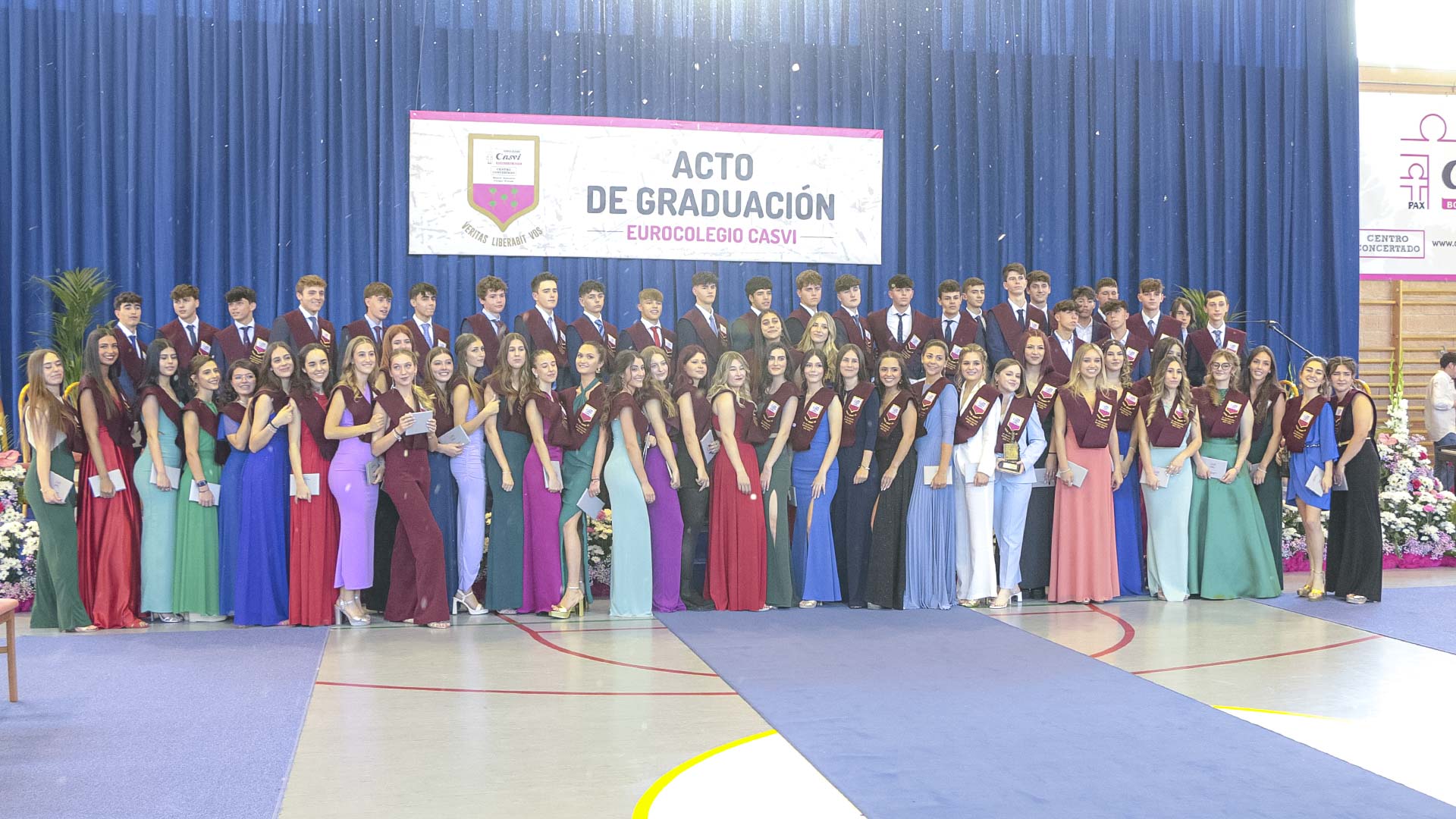 Alumnos de Bachillerato de Casvi Boadilla, al concluir el acto de graduación de la XI Promoción de Bachillerato de Casvi Boadilla..