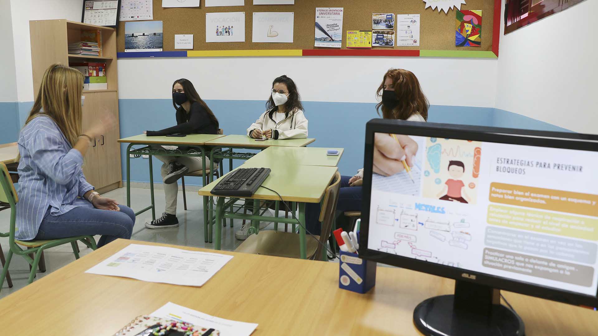 Alumnas atienden a la orientadora en un taller de gestión del estrés frente a exámenes en Casvi Boadilla.