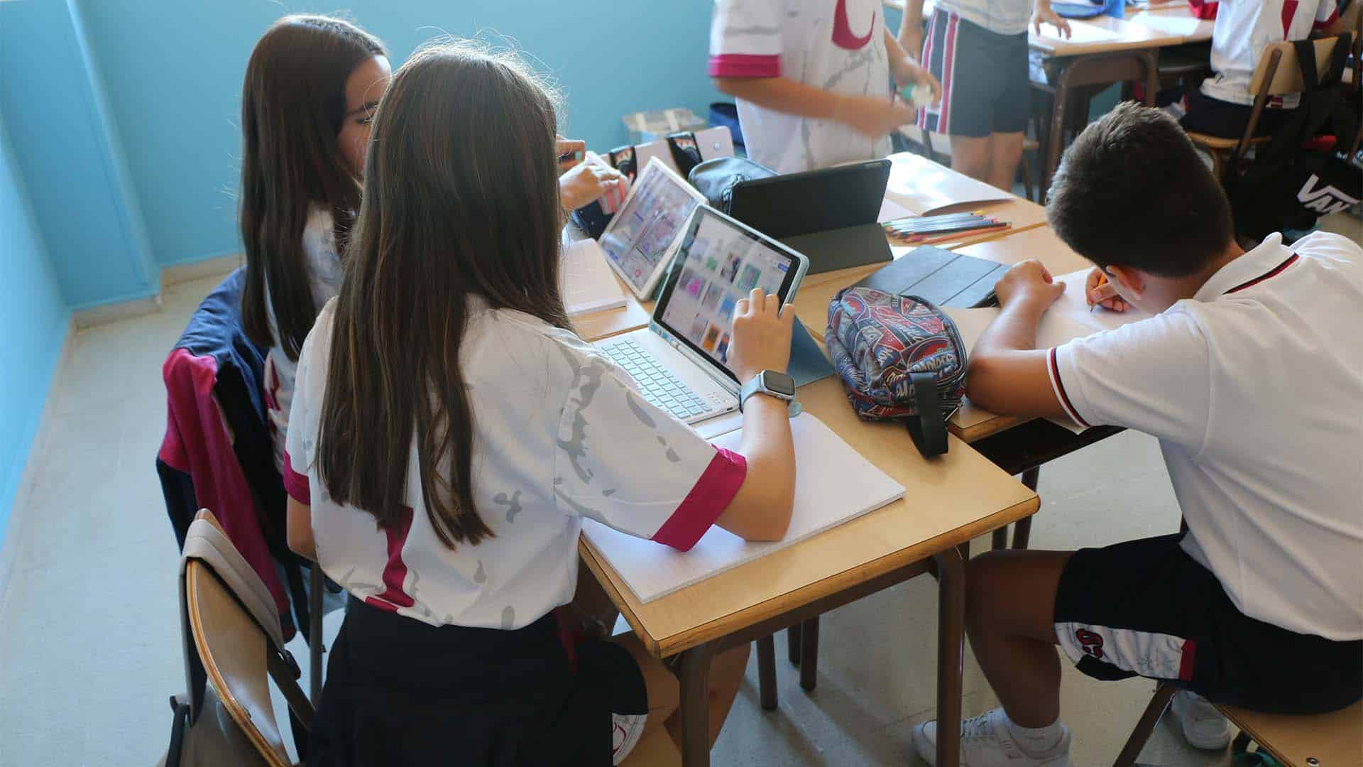 Alumnas de secundaria con iPads