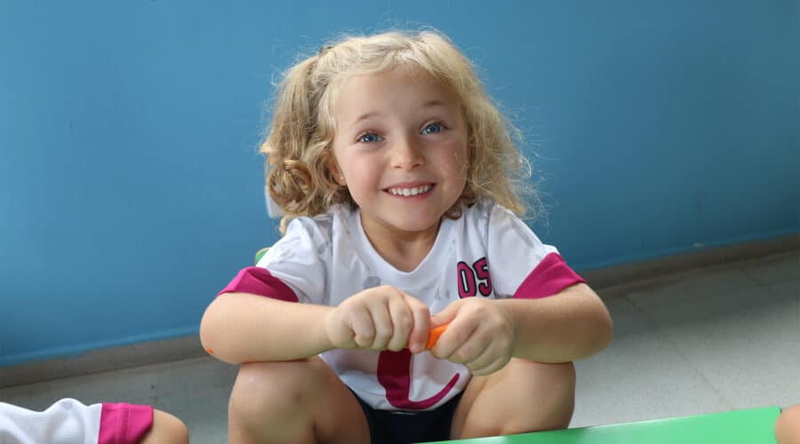 niña de infantil jugando con plastilina