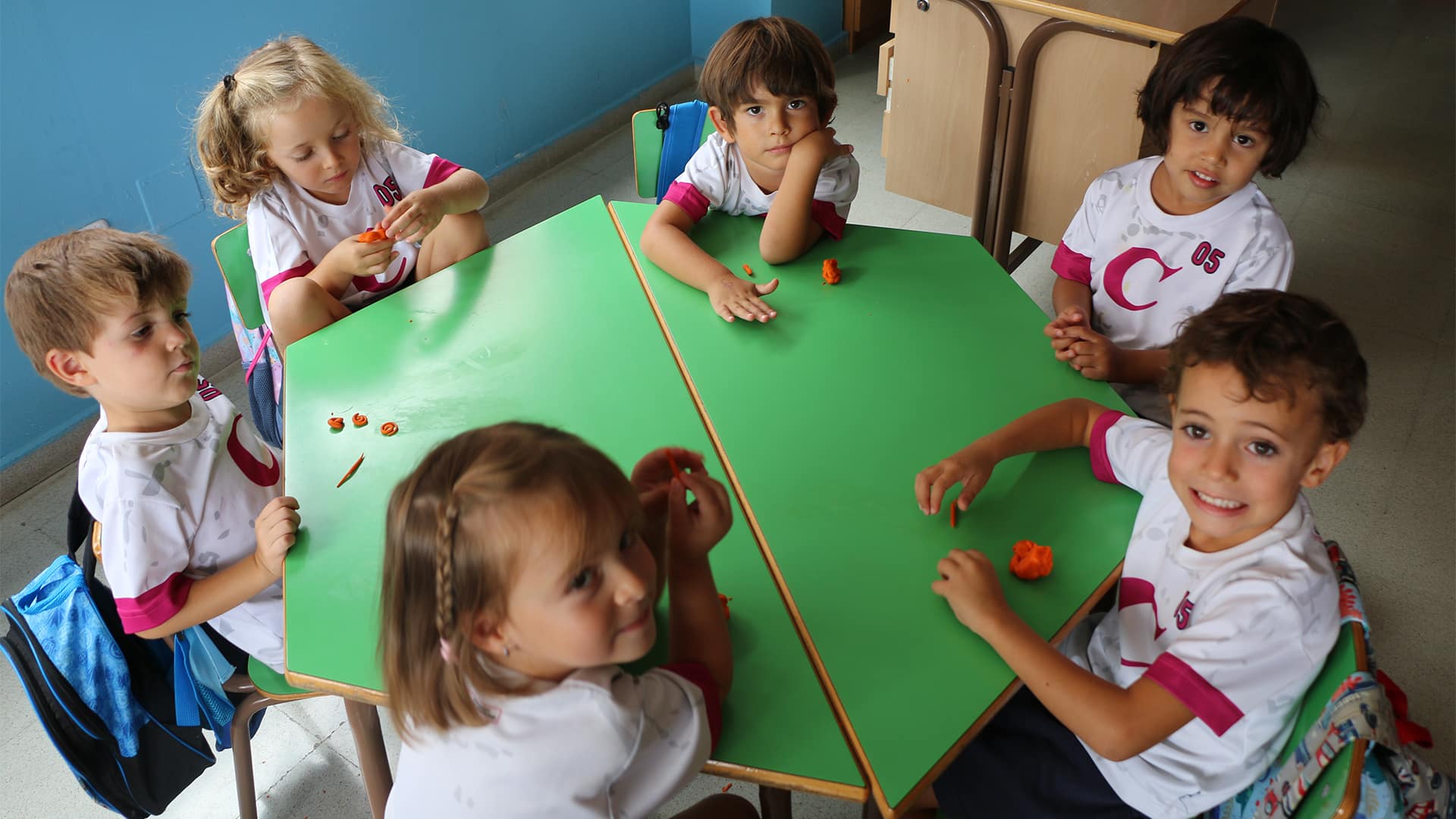 Alumnos de infantil juegan con plastilina