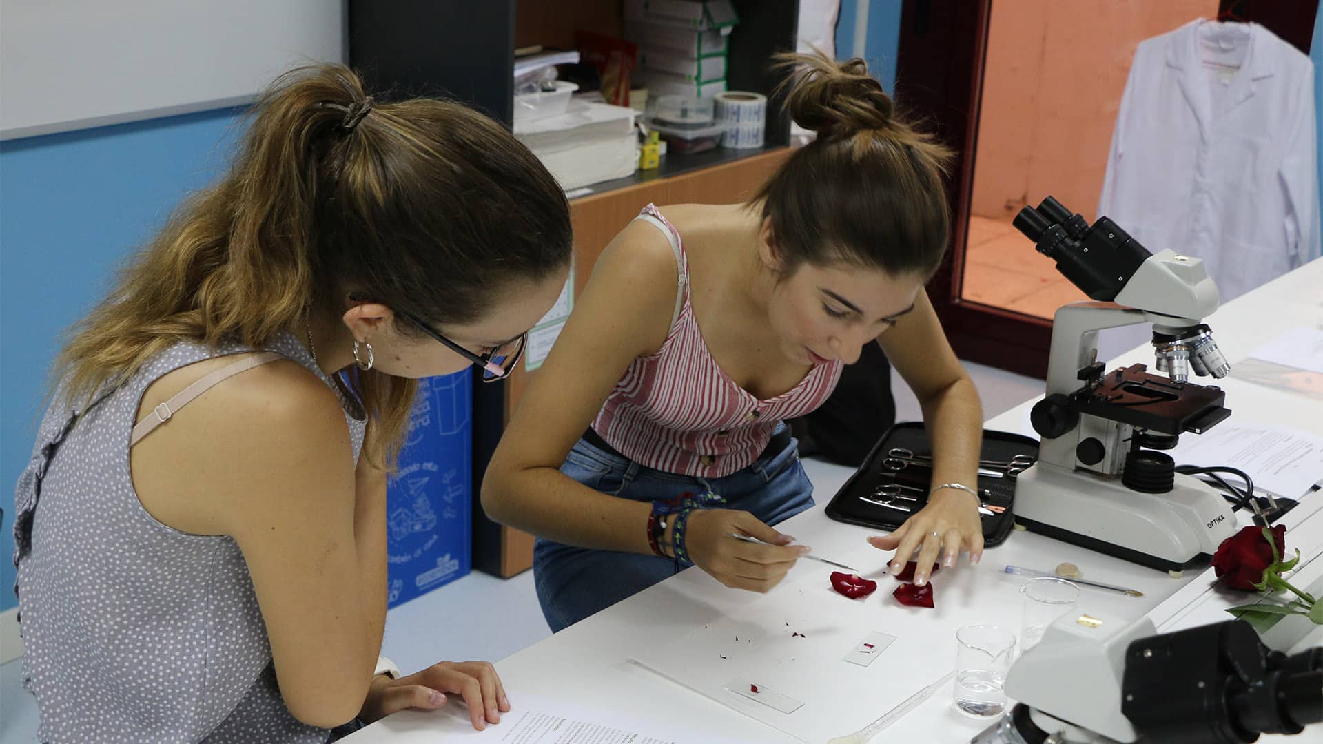 Alumnas practicando en laboratorio