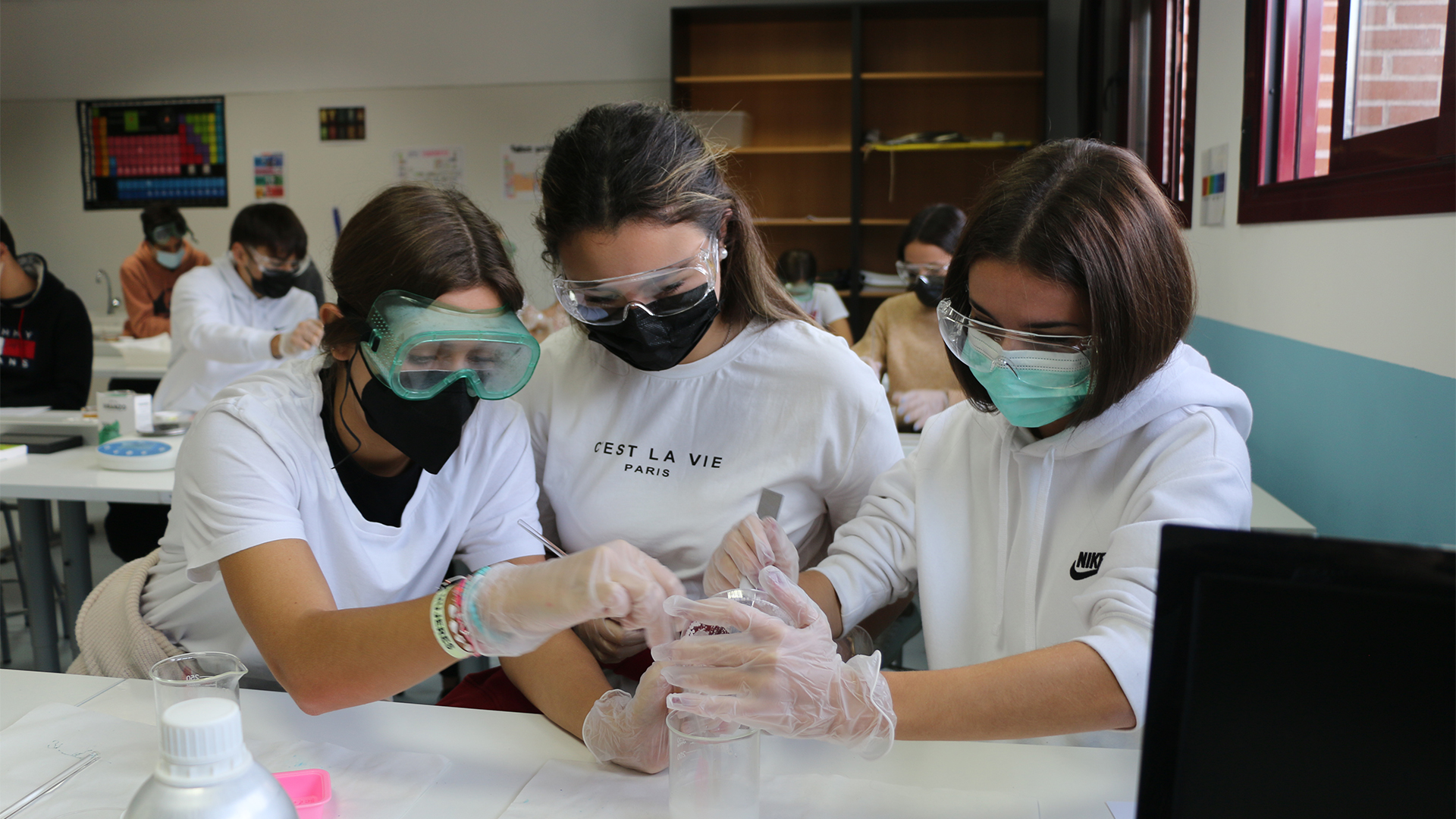 Alumnas de Bachillerato en Laboratorio