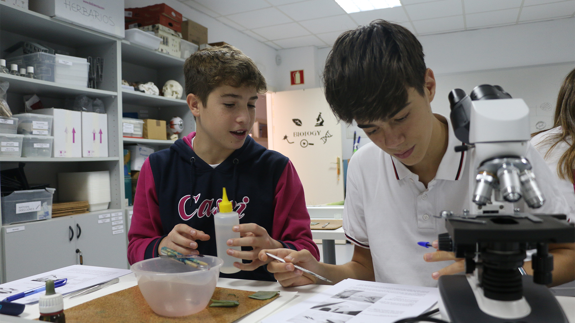 Alumnos en experimento de laboratorio