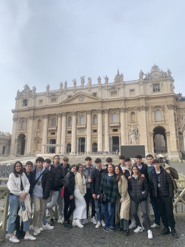 En 1º Bachillerato se organiza un viaje cultural de fin de estudios a Italia. Nuestros alumnos se empapan de la cultura e historia del país.