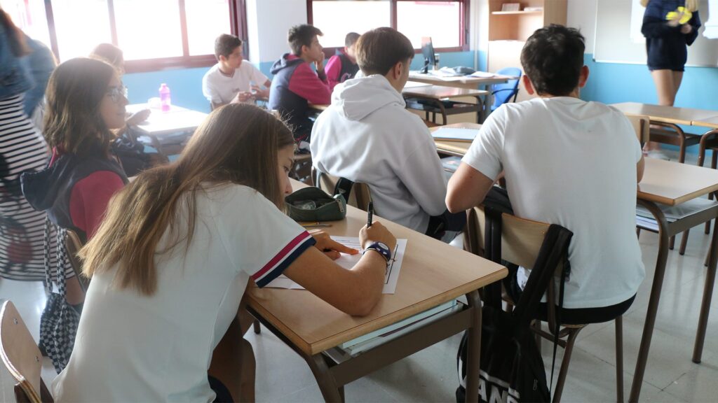 Alumnos atendiendo en clase según la metodología del Bachillerato Internacional