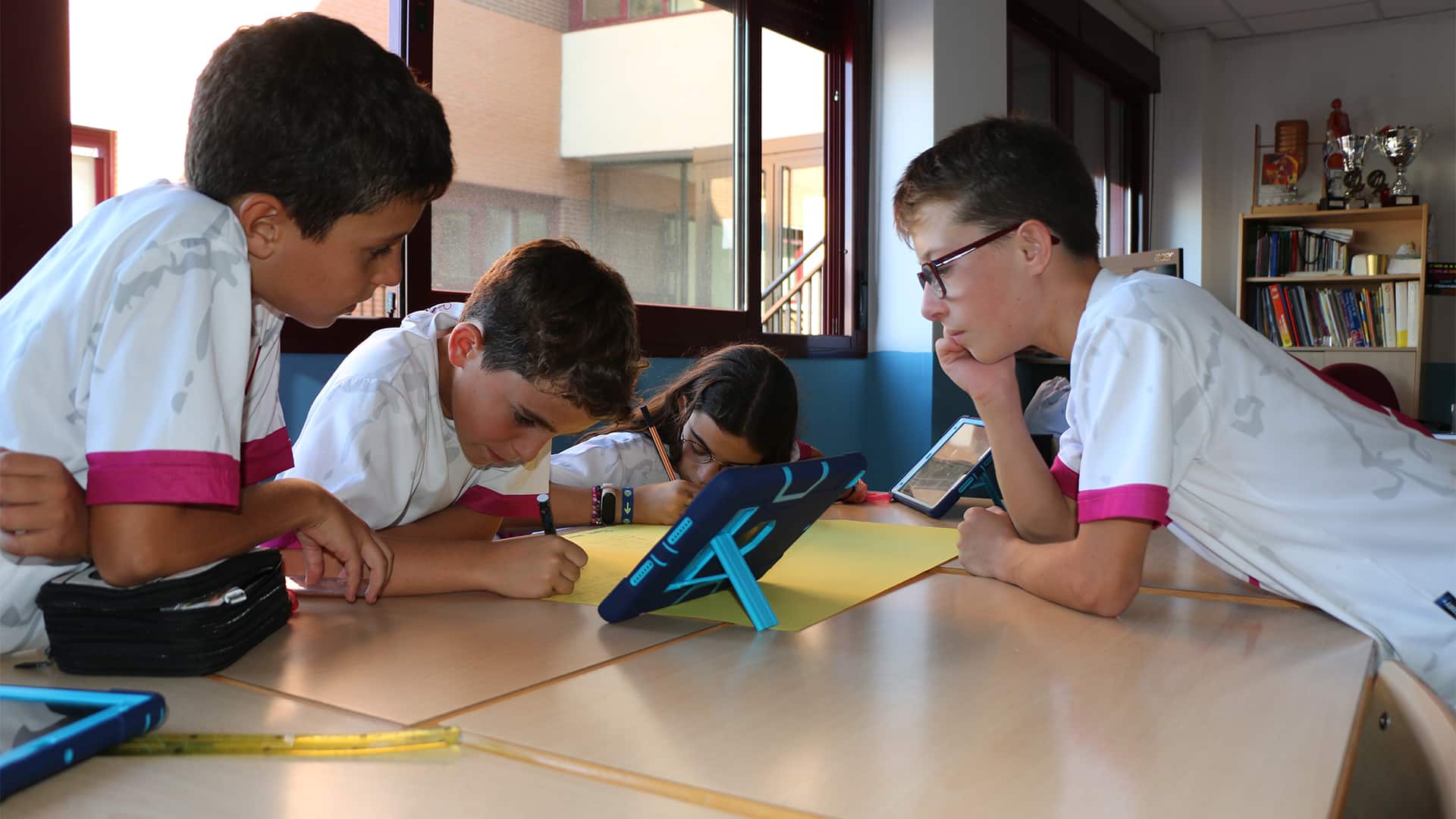 Alumnos de Casvi Boadilla en clase estudiando con unas tablets siguiendo la metodología del Bachillerato Internacional