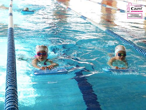 Aprender a nadar en la piscina de Casvi Boadilla es algo que hacen nuestros alumnos desde los 2 años con 2 clases semanales de natación.