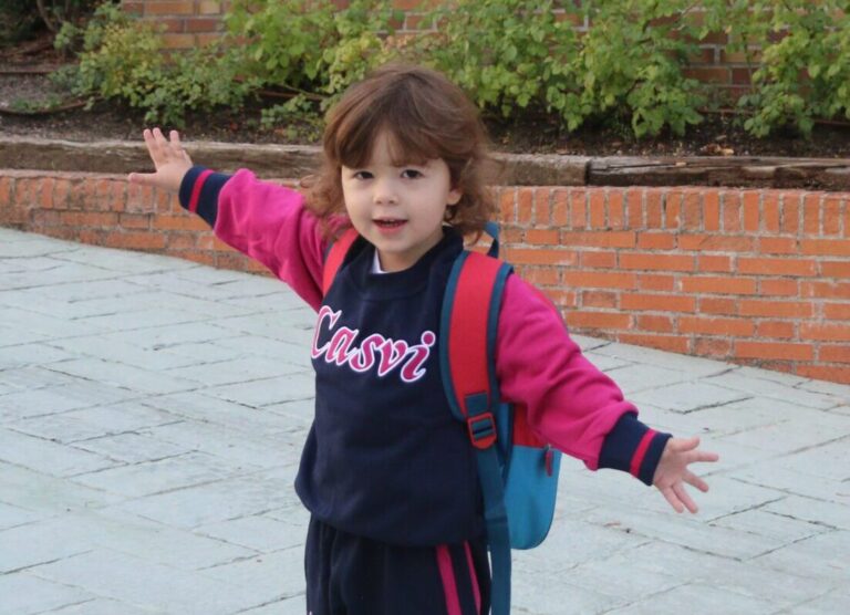 Niña en uniforme de Casvi Boadilla en su comienzo de curso