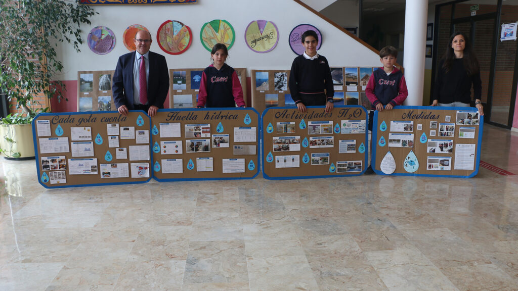 Don Ángel, director de Casvi Boadilla, posando con alumnos y sus proyectos tras lograr la Bandera Verde de Ecoscuelas