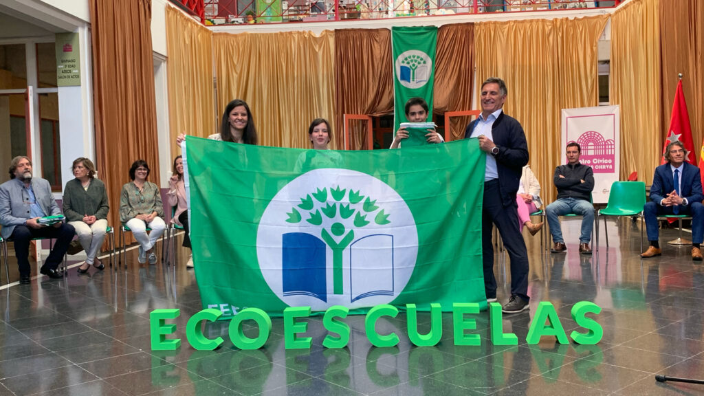 Alumnos de Casvi Boadilla recibiendo la Bandera Verde de Ecoscuelas