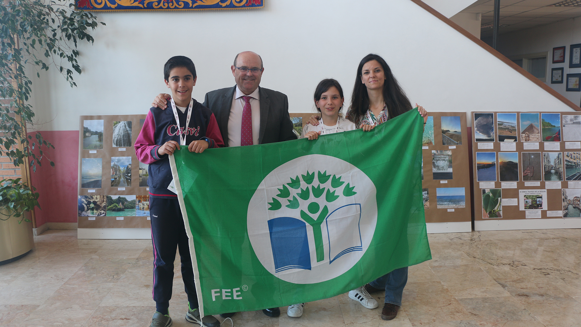 Don Ángel, director de Casvi Boadilla, posando con alumnos y la Bandera Verde de Ecoscuelas tras recibirla.