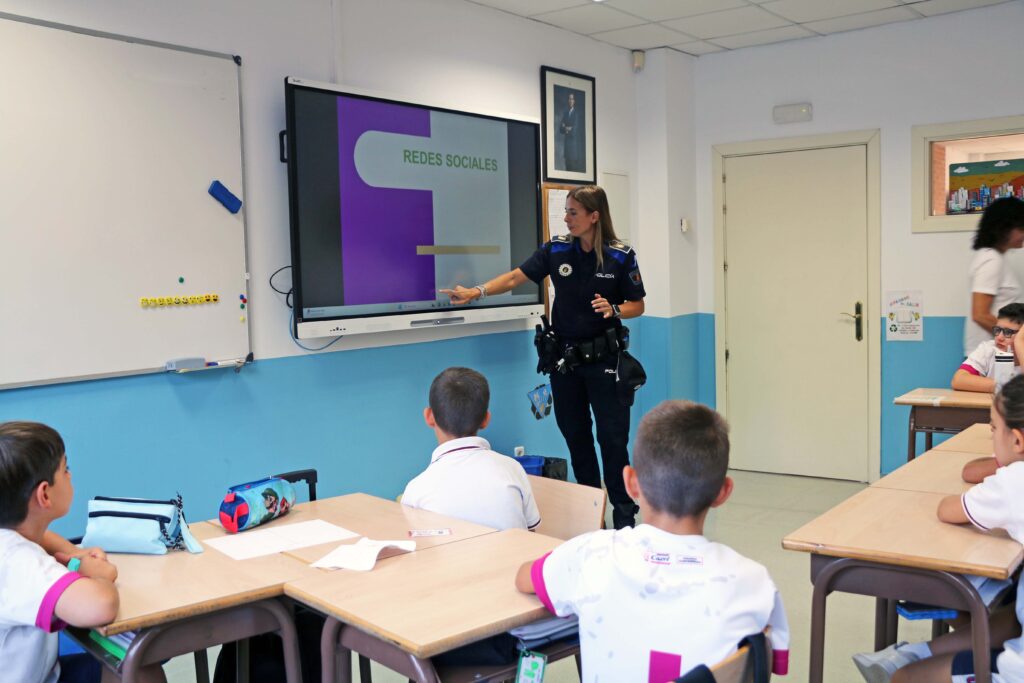 La unidad de agente tutor visita a los alumnos de 4º EP para hablar sobre las redes sociales y sus riesgos