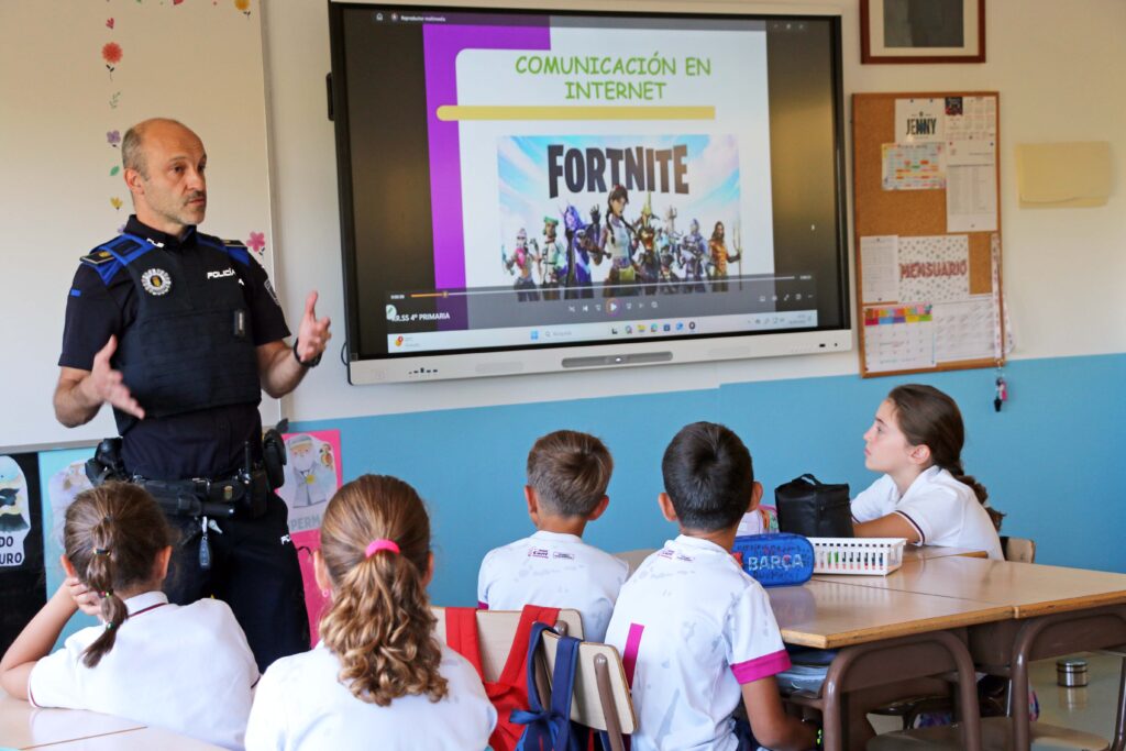 La unidad de agente tutor visita a los alumnos de 4º EP para hablar sobre las redes sociales y sus riesgos 9