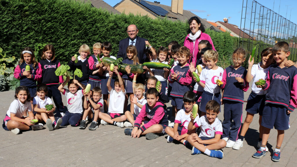 Aprendizaje y recolección en nuestro huerto con los alumnos de 2º EP