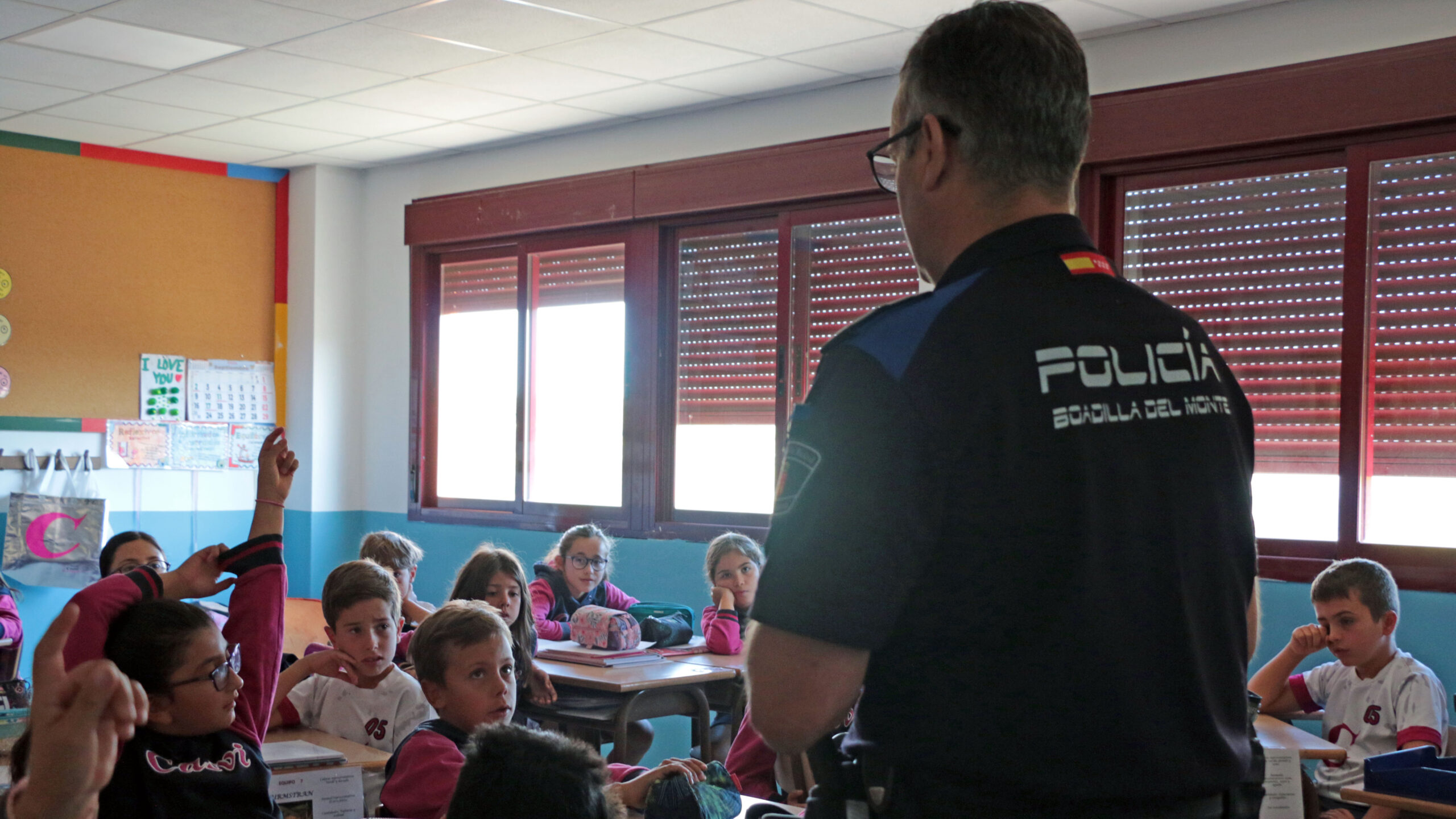 La unidad de agente tutor visita a los alumnos de 4º EP para hablar sobre las redes sociales y sus riesgos