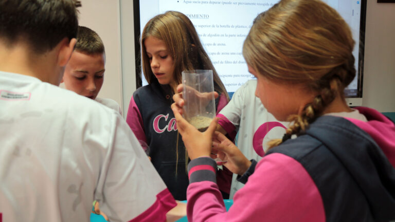 Nuestros alumnos de 1º de E.S.O. en biología han creado sus propias “depuradoras de bolsillo”