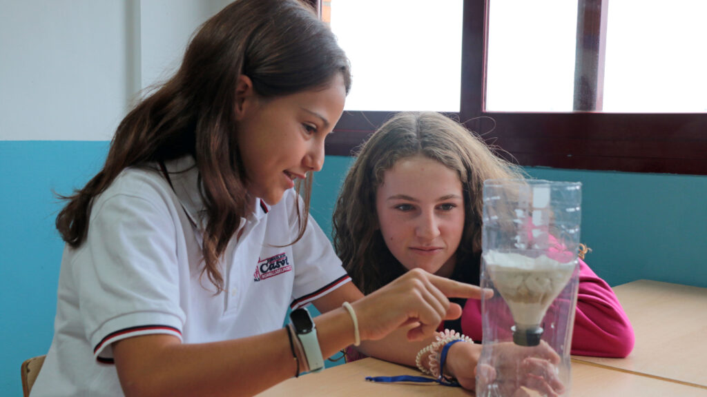 Nuestros alumnos de 1º de E.S.O. en biología han creado sus propias “depuradoras de bolsillo”