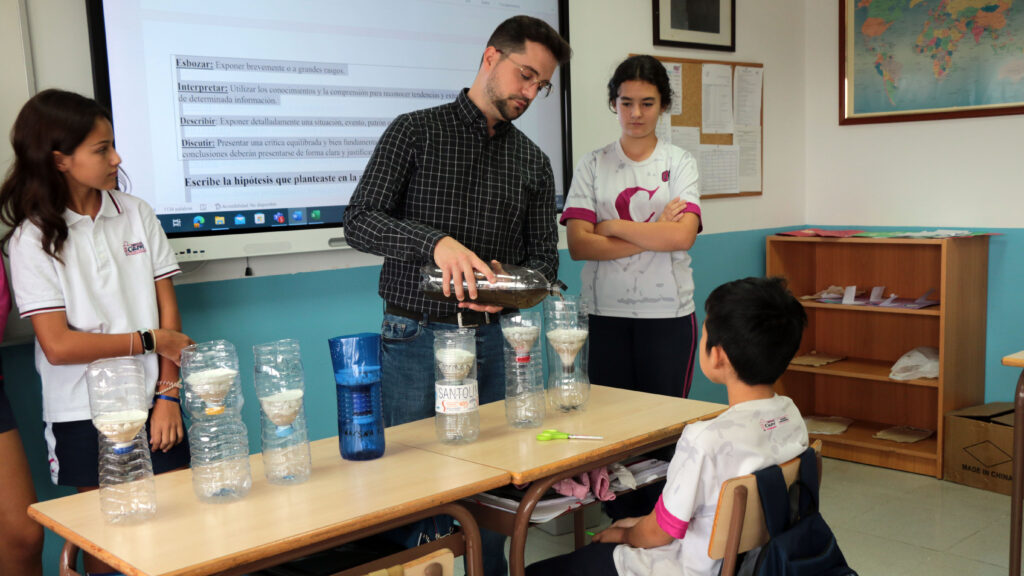 Nuestros alumnos de 1º de E.S.O. en biología han creado sus propias “depuradoras de bolsillo”