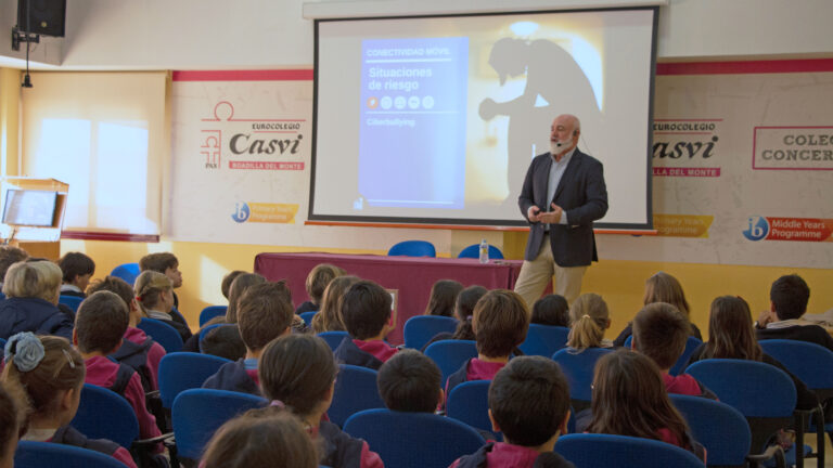 En Casvi Boadilla, los alumnos aprenden sobre los algoritmos en la educación digital y cómo afectan su vida. ¡Descubre cómo preparamos a los estudiantes para el futuro!