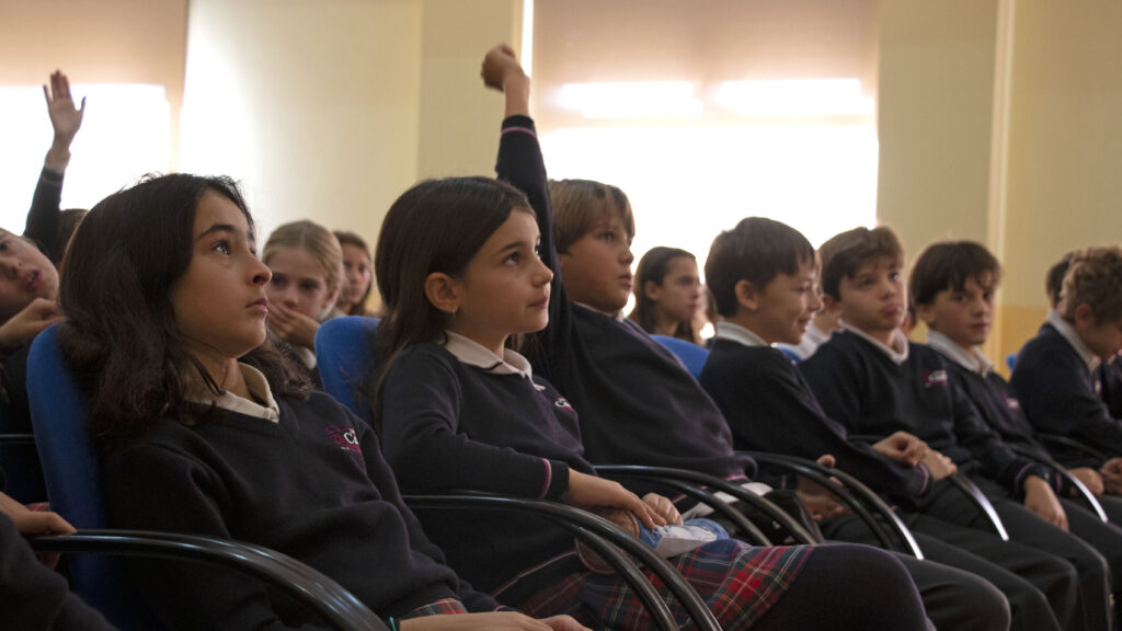 En Casvi Boadilla, los alumnos aprenden sobre los algoritmos en la educación digital y cómo afectan su vida. ¡Descubre cómo preparamos a los estudiantes para el futuro!1